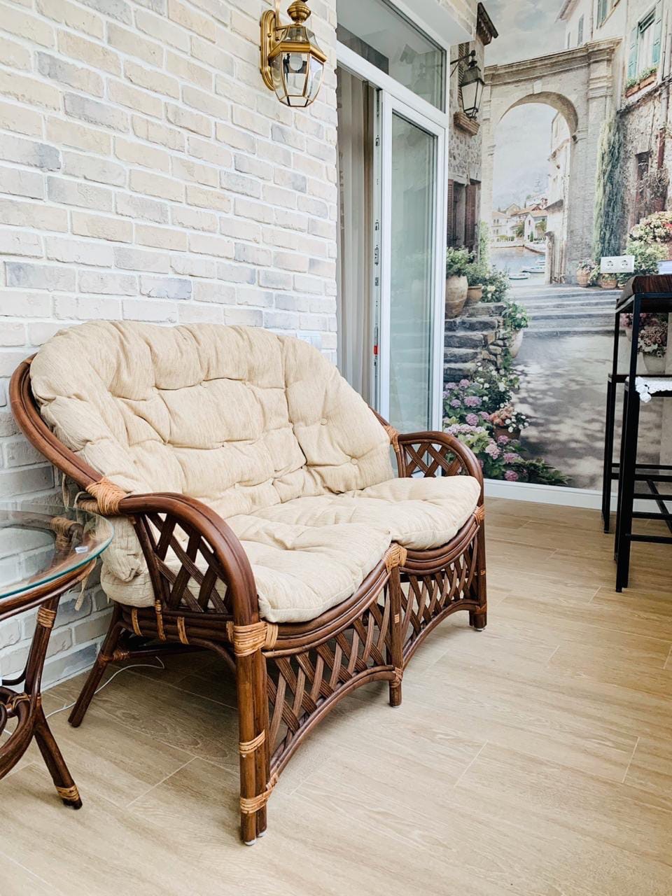 Плетёная мебель на балконе – варианты оформления!