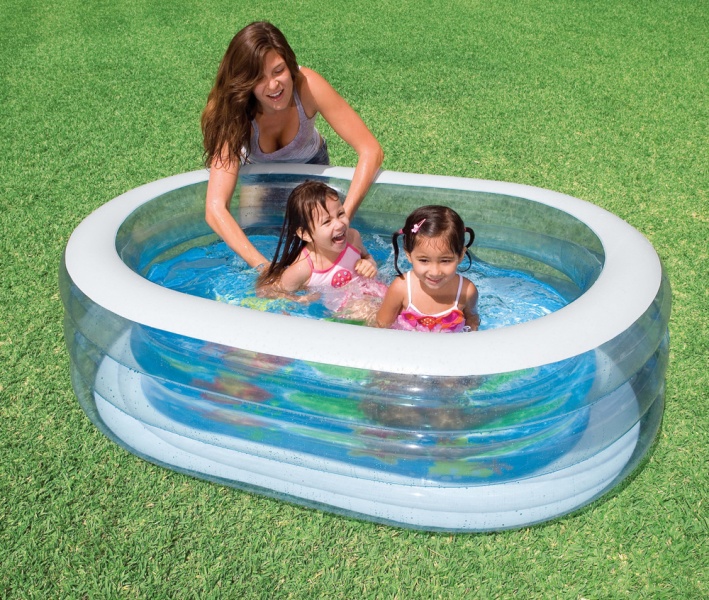 маленький бассейн с детьми