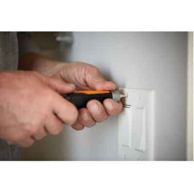 Нож малярный со сменным лезвием CarbonMax FISKARS