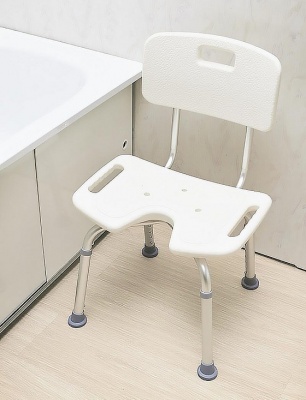 Стул для ванны со спинкой и вырезом Heiler BA302/B