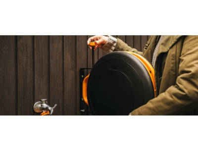 Настенное крепление катушки для шланга FISKARS