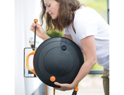 Настенное крепление катушки для шланга FISKARS